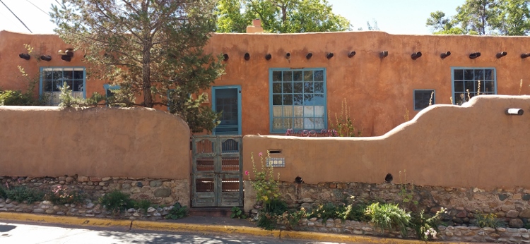 adobe wall scene on Canyon Rd